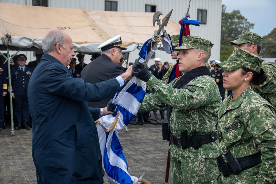 Ministro entregando pabellón