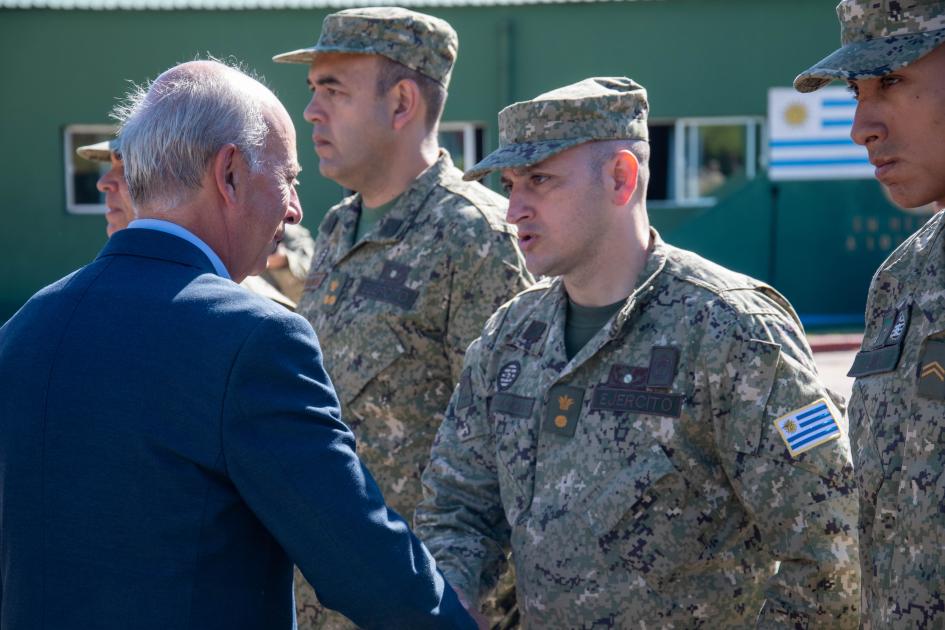 Ministro García despidiendo a los militares del contingente