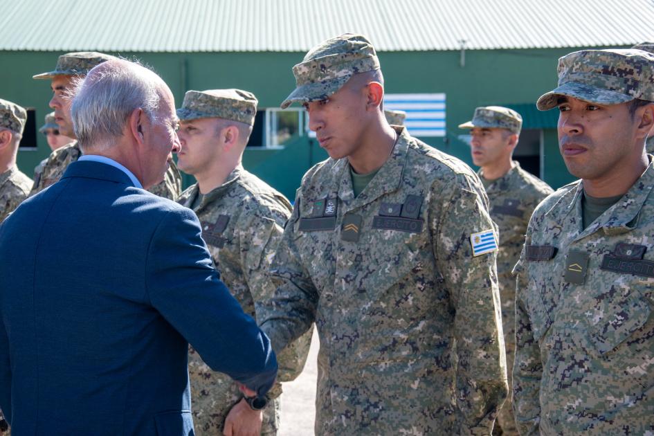 Ministro García despidiendo a los militares del contingente