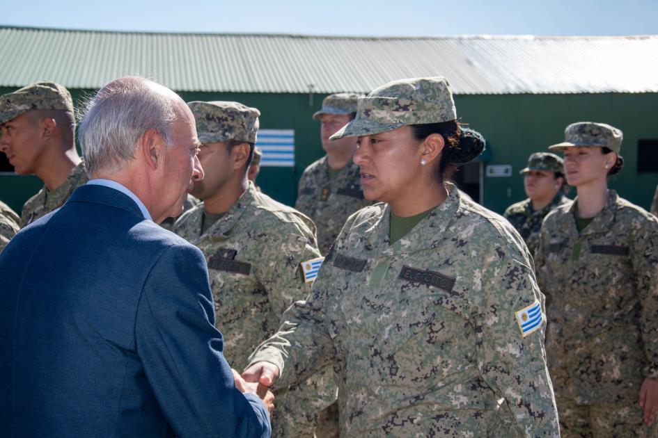 Ministro García despidiendo a los militares del contingente