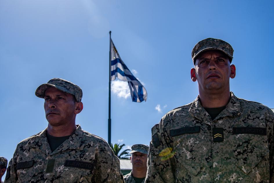 Ministro García despidiendo a los militares del contingente