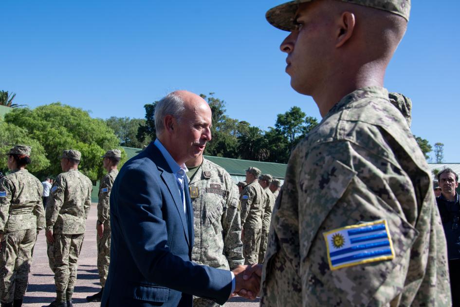 Ministro García despidiendo a los militares del contingente