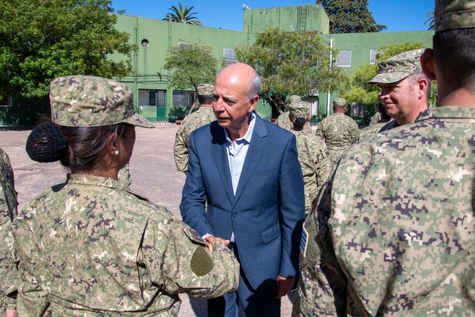 Ministro García despidiendo a los militares del contingente