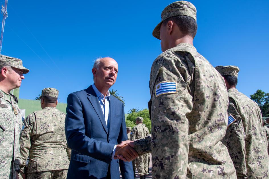 Ministro García despidiendo a los militares del contingente