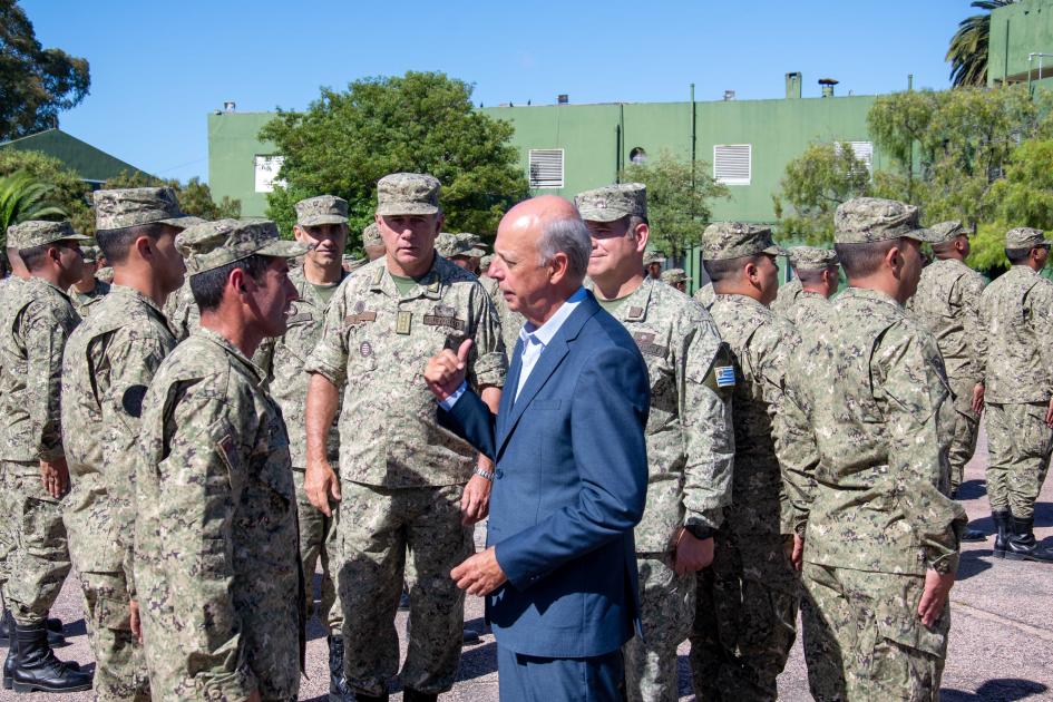 Ministro García despidiendo a los militares del contingente