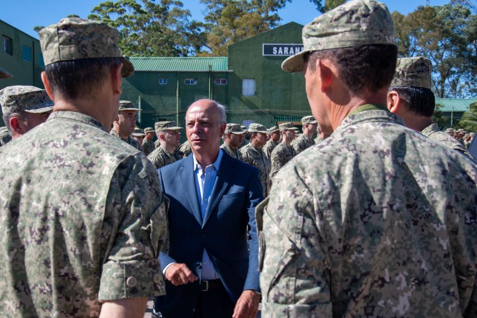 Ministro García despidiendo a los militares del contingente