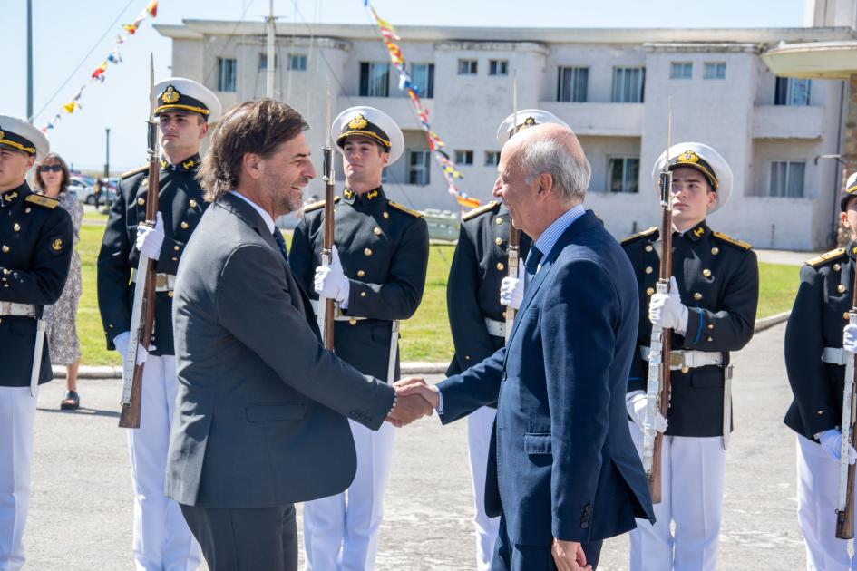 Presidente Luis Lacalle Pou y Ministro de Defensa Nacional Javier García saludándose