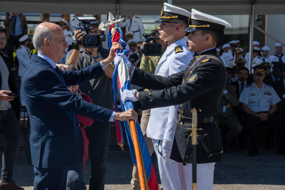 Ministro de Defensa Javier García entregando bandera de Artigas a alumno de la Escuela Naval Ministro de Defensa Javier García entregando bandera de Artigas a alumno de la Escuela Naval