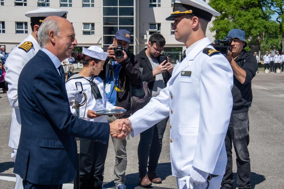 Ministro de Defensa Nacional Javier García en la entrega de sables a los alumnos de la Escuela Naval