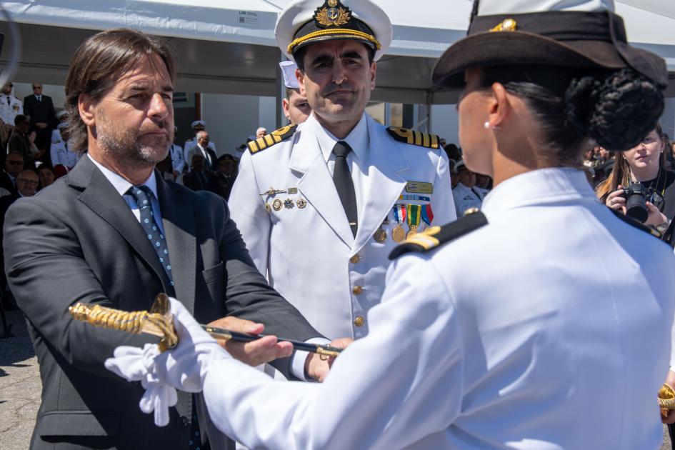 Presidente Luis Lacalle Pou en la entrega de sables a los alumnos de la Escuela Naval