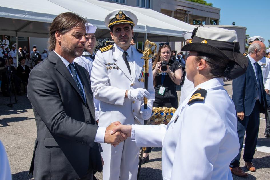 Presidente Luis Lacalle Pou entregando sables a los alumnos de la Escuela Naval Presidente Luis Lacalle Pou en la entrega de sables a los alumnos de la Escuela Naval