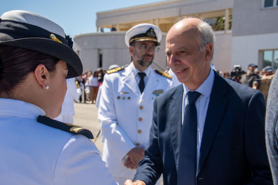 Ministro de Defensa Nacional Javier García en la entrega de sables a los alumnos de la Escuela Naval