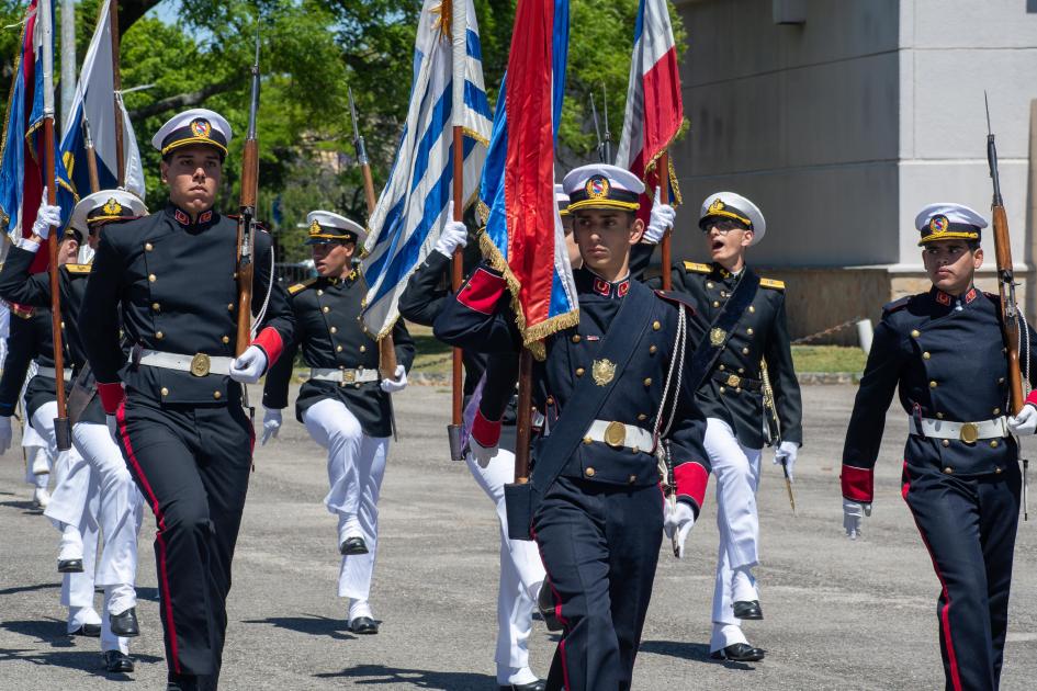Alumnos de la Escuela Naval desfilando