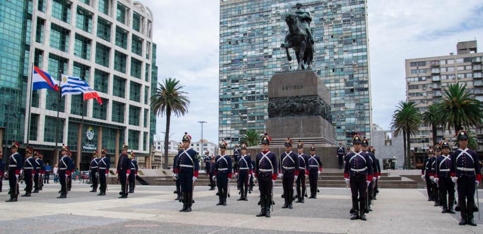 Formación de Blandengues delante del Mausoleo 