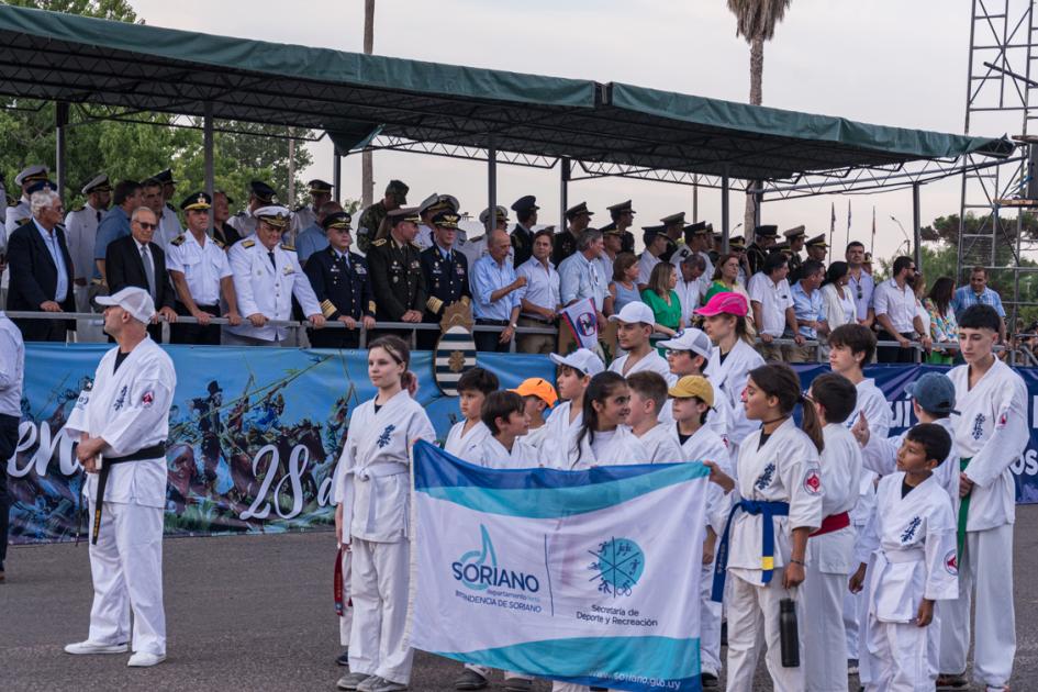 Desfile cívico-militar en Soriano