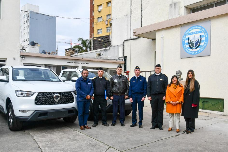 Autoridades en la entrega de camionetas a las FFAA Autoridades en la entrega de camionetas a las FFAA