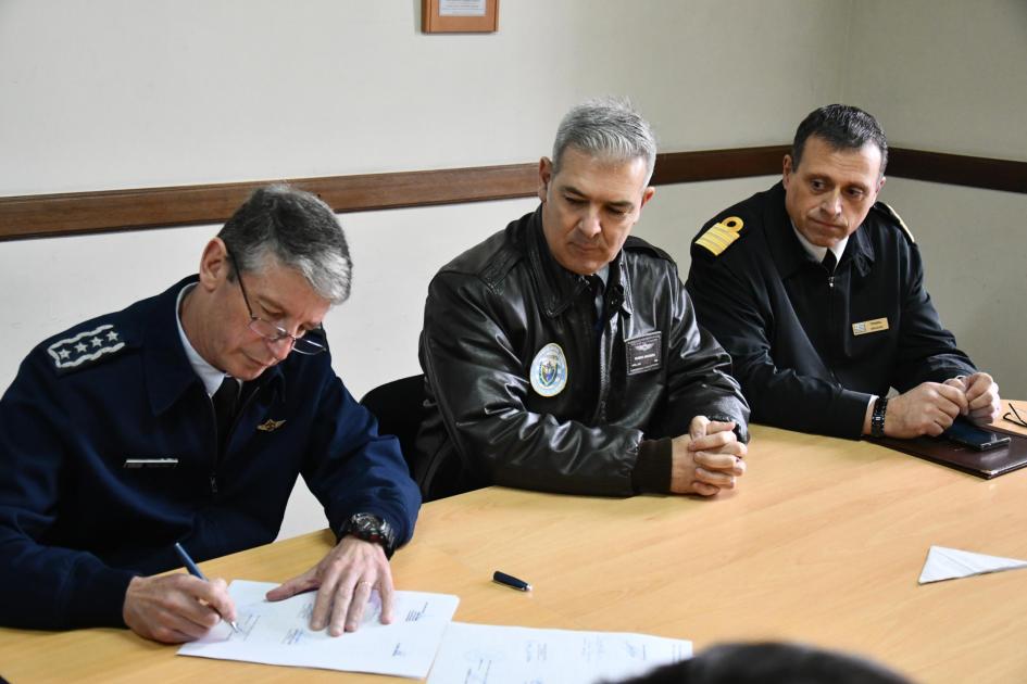 Autoridades en la entrega de camionetas a las FFAA Autoridades en la entrega de camionetas a las FFAA