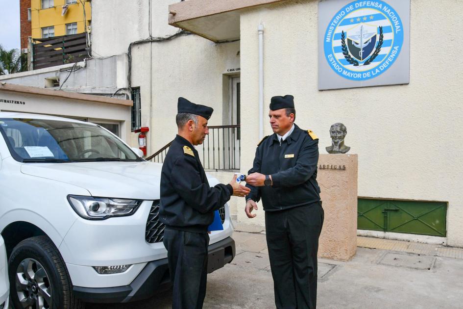Autoridades en la entrega de camionetas a las FFAA Autoridades en la entrega de camionetas a las FFAA