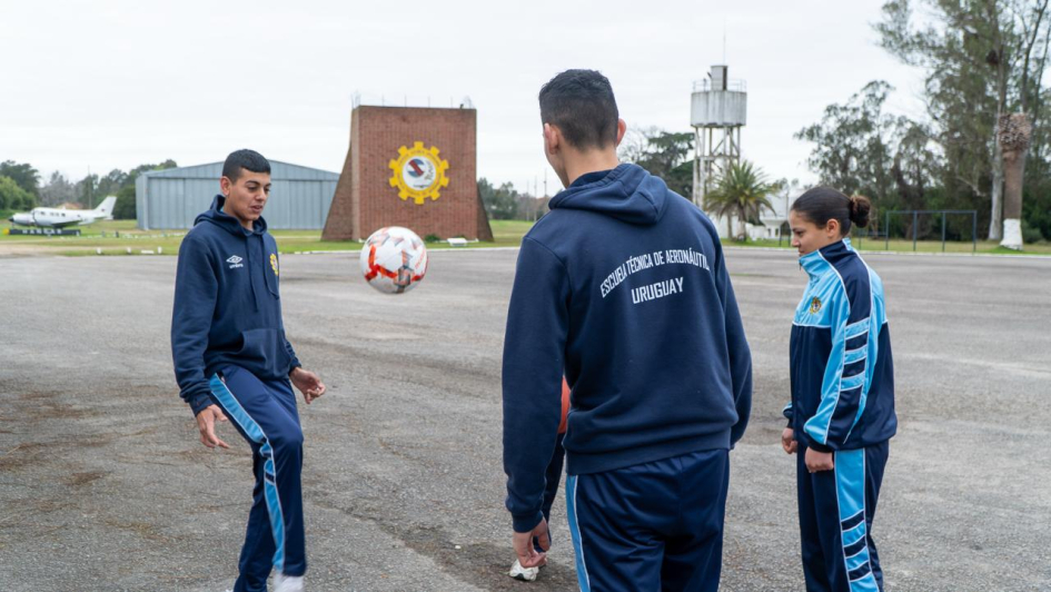 Entrega de artículos deportivos a la Escuela Técnica de Aeronáutica Entrega de artículos deportivos a la Escuela Técnica de Aeronáutica