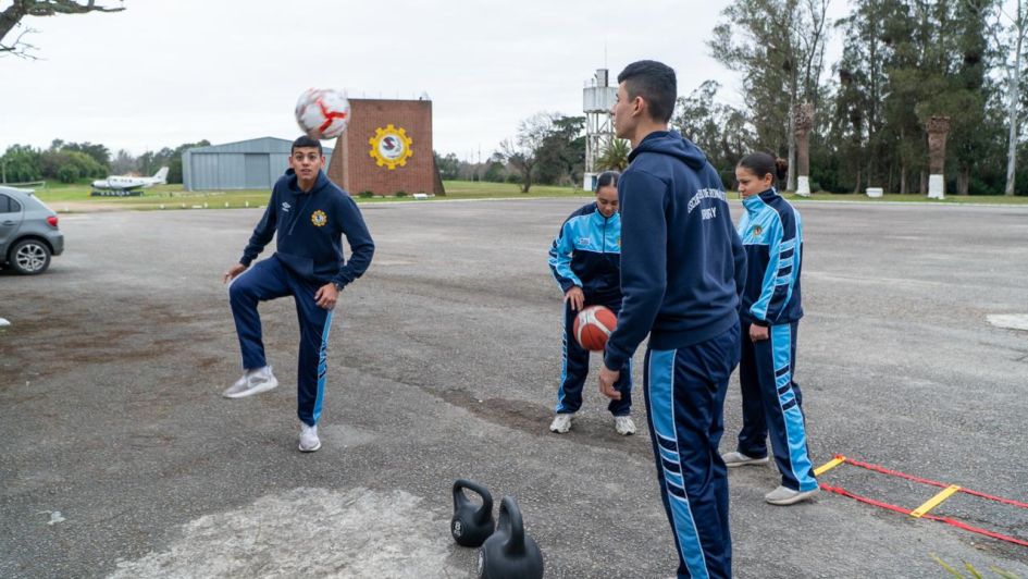 Entrega de artículos deportivos a la Escuela Técnica de Aeronáutica Entrega de artículos deportivos a la Escuela Técnica de Aeronáutica