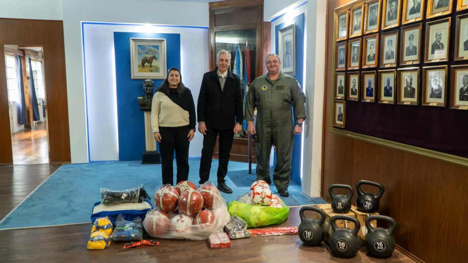 Entrega de artículos deportivos a la Escuela Técnica de Aeronáutica Entrega de artículos deportivos a la Escuela Técnica de Aeronáutica