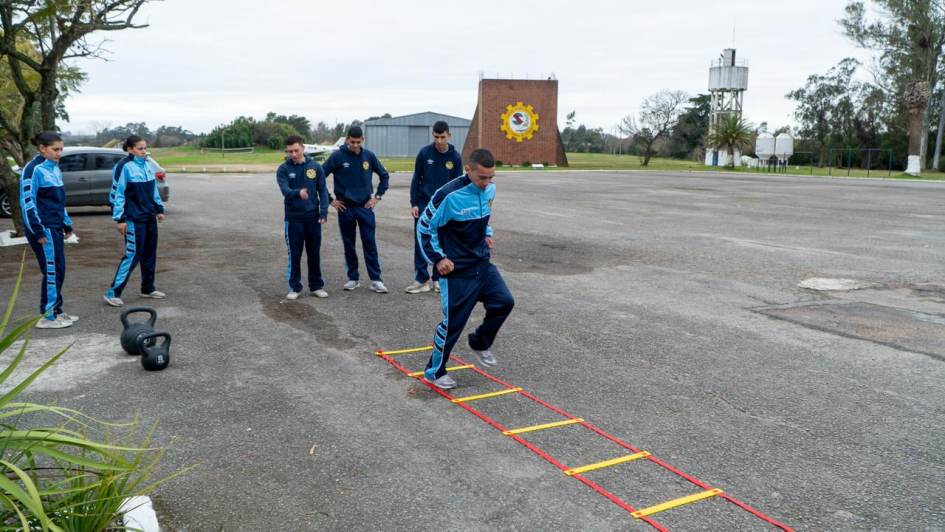 Entrega de artículos deportivos a la Escuela Técnica de Aeronáutica Entrega de artículos deportivos a la Escuela Técnica de Aeronáutica
