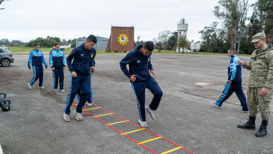 Entrega de artículos deportivos a la Escuela Técnica de Aeronáutica Entrega de artículos deportivos a la Escuela Técnica de Aeronáutica