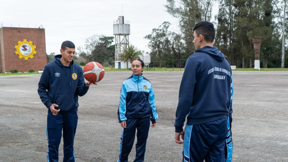 Entrega de artículos deportivos a la Escuela Técnica de Aeronáutica Entrega de artículos deportivos a la Escuela Técnica de Aeronáutica