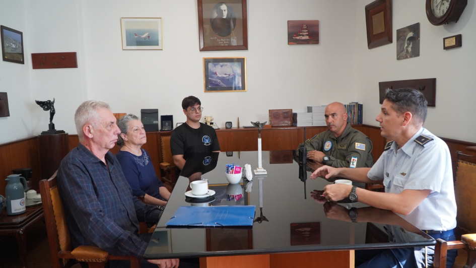 Entrega de artículos deportivos a Escuela Militar de Aeronáutica