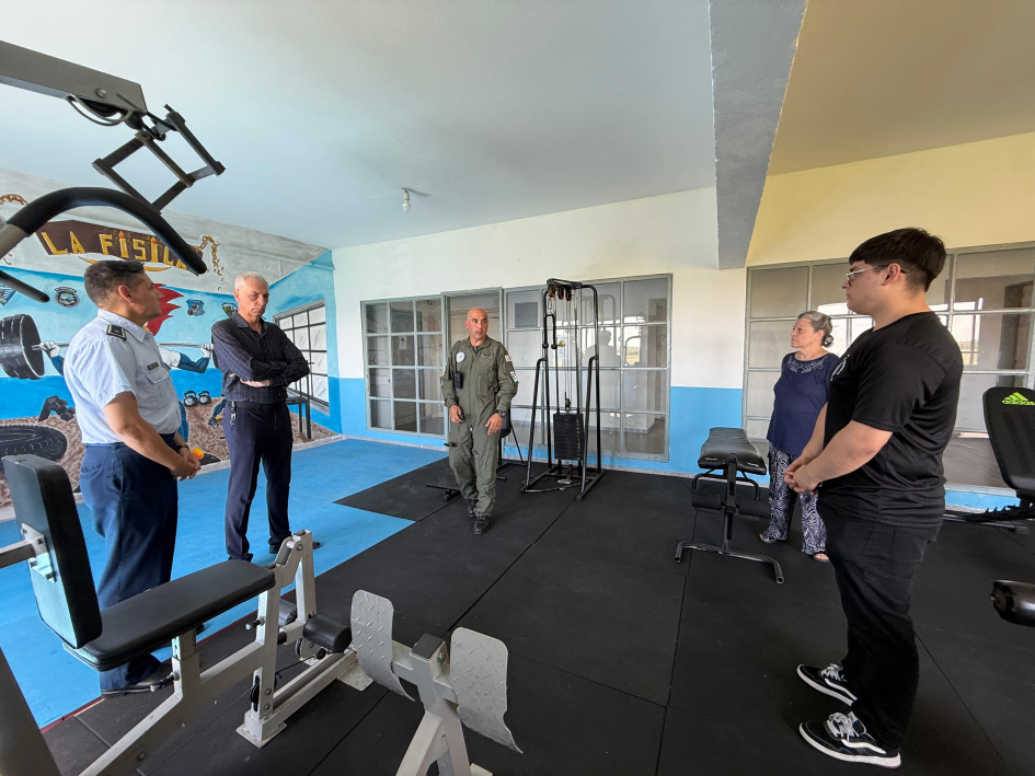 Entrega de artículos deportivos a Escuela Militar de Aeronáutica