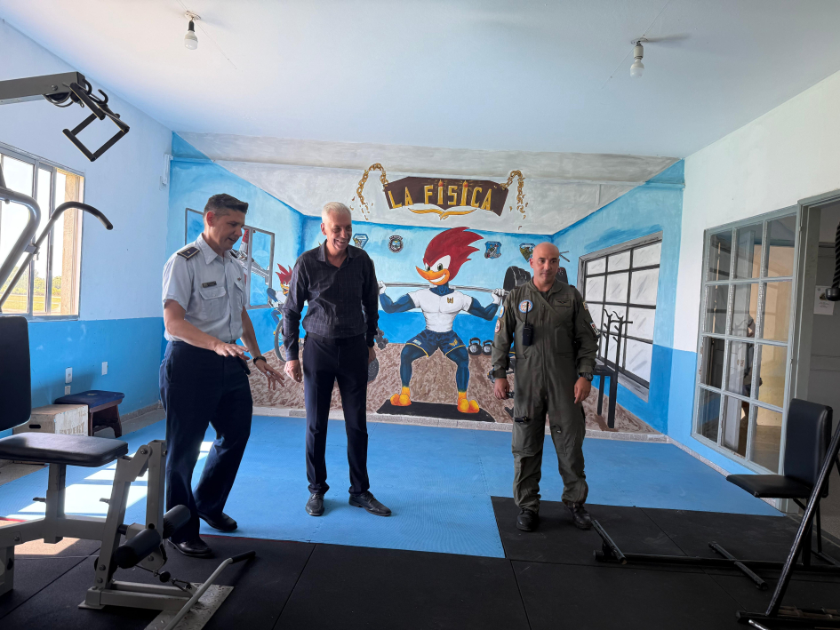 Entrega de artículos deportivos a Escuela Militar de Aeronáutica