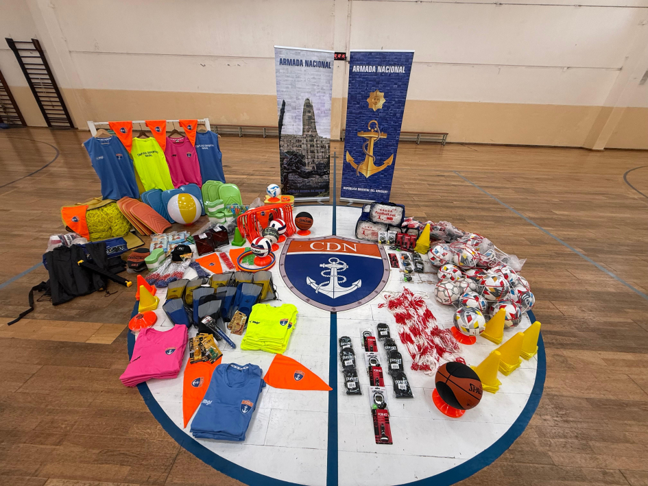 Entrega de materiales deportivos a Complejo Deportivo Naval
