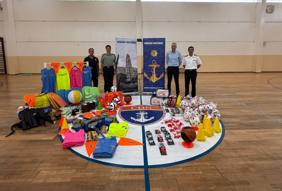 Entrega de materiales deportivos a Complejo Deportivo Naval