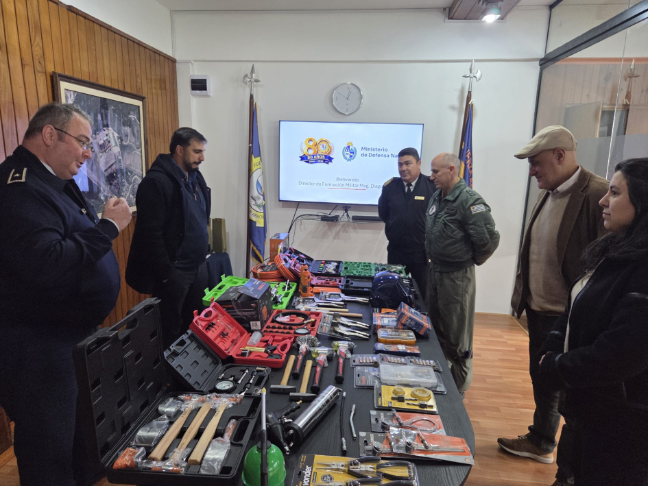 Entrega de materiales educativos a la Escuela Técnica de Aeronáutica Entrega de materiales educativos a la Escuela Técnica de Aeronáutica