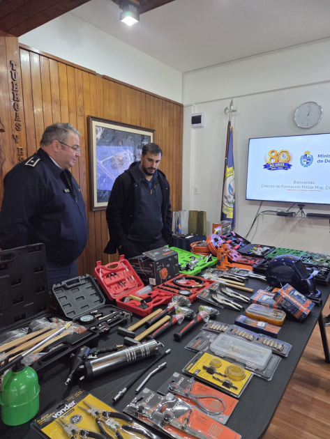 Entrega de materiales educativos a la Escuela Técnica de Aeronáutica Entrega de materiales educativos a la Escuela Técnica de Aeronáutica