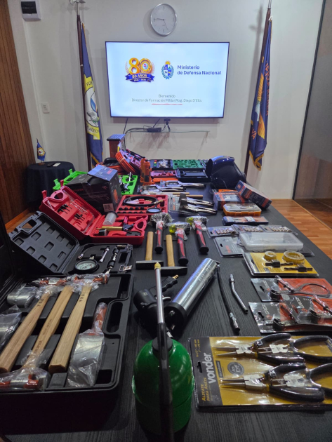 Entrega de materiales educativos a la Escuela Técnica de Aeronáutica Entrega de materiales educativos a la Escuela Técnica de Aeronáutica