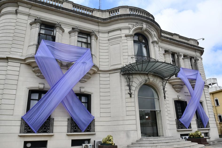 25 de noviembre: Día Internacional para la Eliminación de la Violencia hacia la Mujer Fachada del Ministerio de Defensa con cintas violetas por el 25 de noviembre