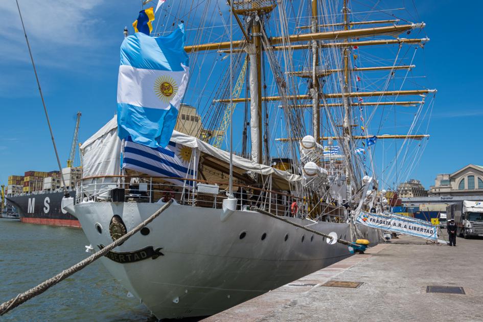 Fragata Libertad en Montevideo