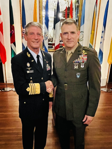 General Francis Donovan junto al General del Aire Rodolfo D. Pereyra General Francis Donovan junto al General del Aire Rodolfo D. Pereyra