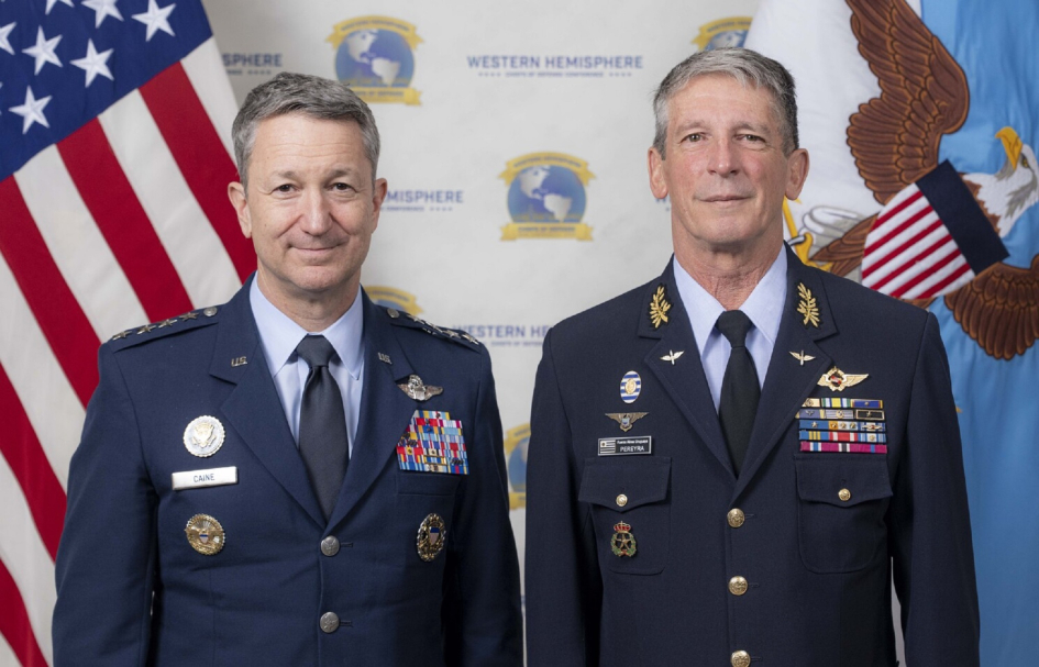 General Dan Caine junto al General del Aire Rodolfo D. Pereyra General Dan Caine junto al General del Aire Rodolfo D. Pereyra