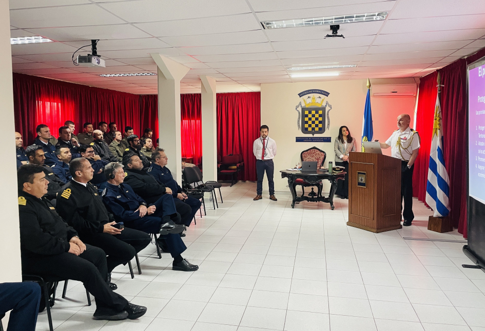 Presentación Agregado de Defensa a la Emb. Británica en Uruguay, CN Ian Herbert Lynn Presentación Agregado de Defensa a la Emb. Británica en Uruguay, CN Ian Herbert Lynn