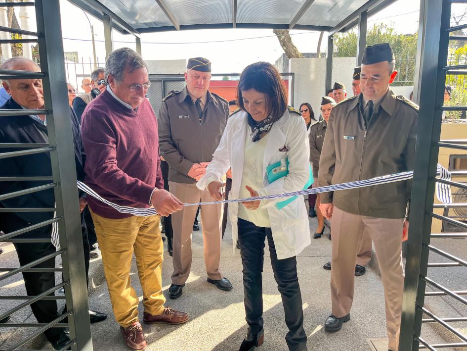 Ministro de Defensa y directora del CAP 3 inaugurando nueva sede. Ministro de Defensa y directora del CAP 3 cortando cinta de inauguración de la nueva sede