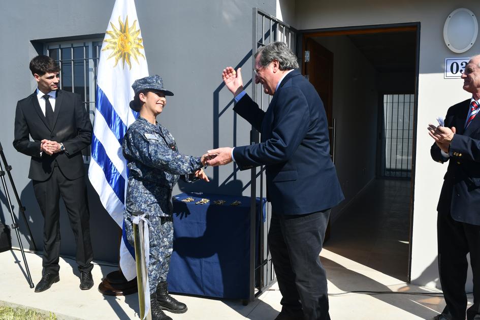 Entrega de viviendas para personal de las Fuerzas Armadas en Casavalle