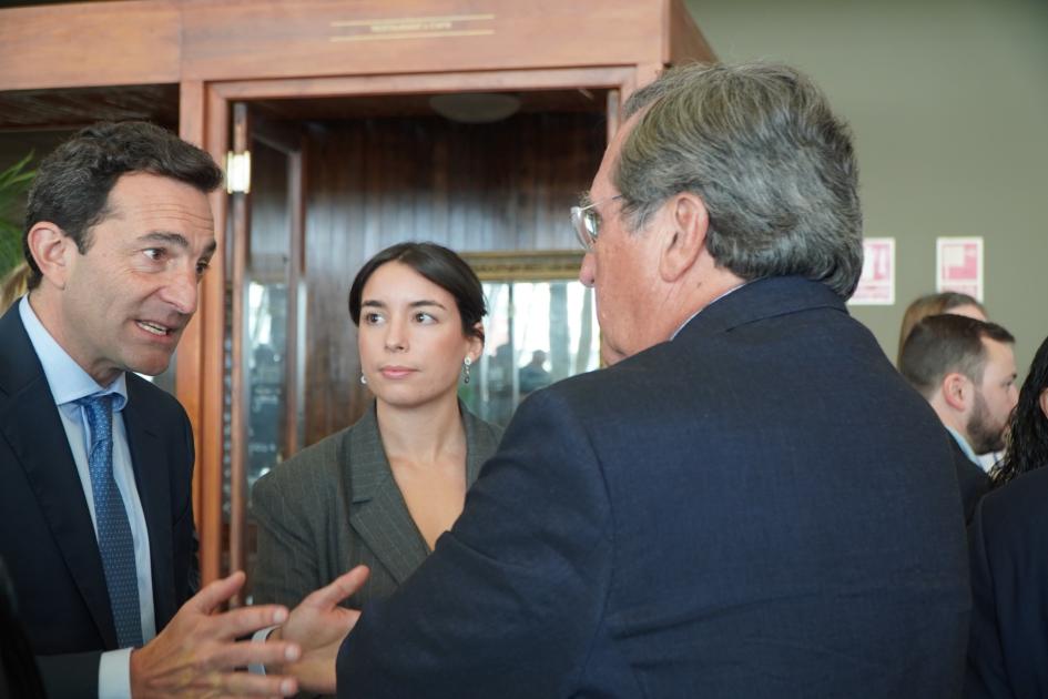 CEO de Aeropuertos Uruguay, Diego Arrosa y ministro Armando Castaingdebat CEO de Aeropuertos Uruguay, Diego Arrosa y ministro Armando Castaingdebat