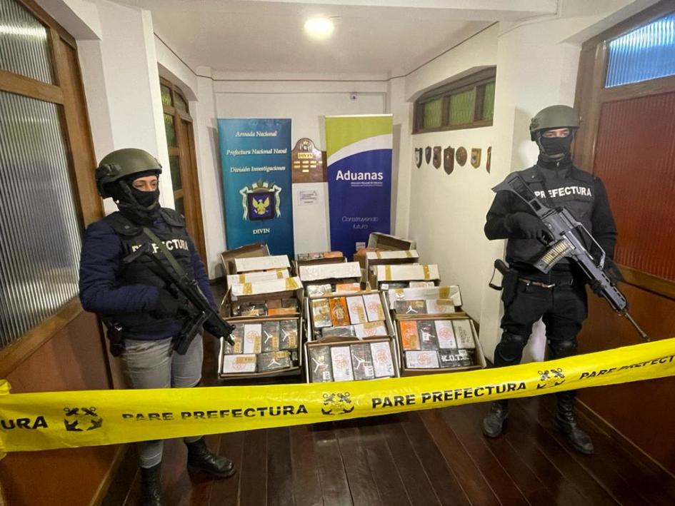 Prefectura Nacional Naval y Aduana incautan 653 kilos de cocaína en el puerto de Montevideo Efectivos custodiando incautación de cocaína en el puerto de Montevideo