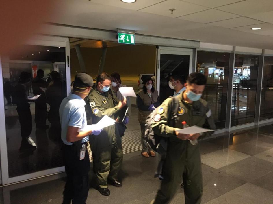 Llegada de uruguayos varados en Perú en avión de la FAU Uruguayos llegando desde Perú