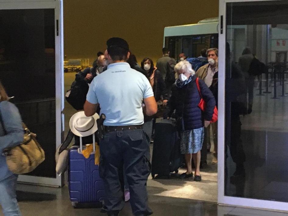 Llegada de uruguayos varados en Perú en avión de la FAU Uruguayos llegando desde Perú