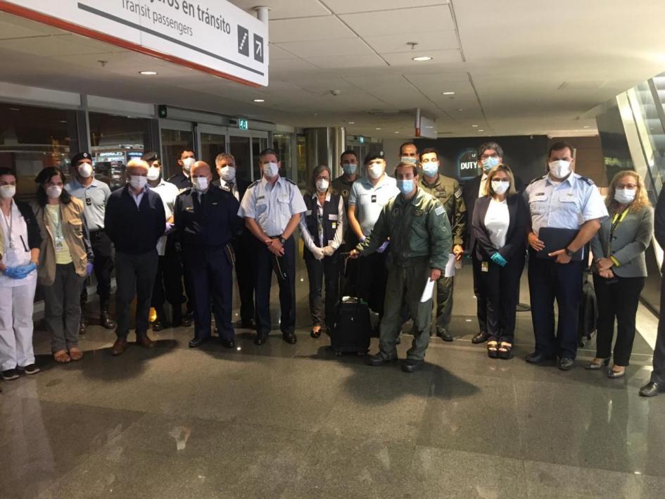 Autoridades encabezadas por el ministro de Defensa Javier García esperando la llegada Uruguayos llegando desde Perú