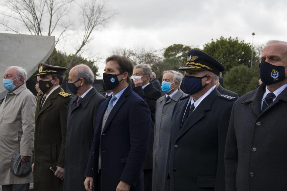 Autoridades formadas en día de los Mártires de la Aviación Militar
