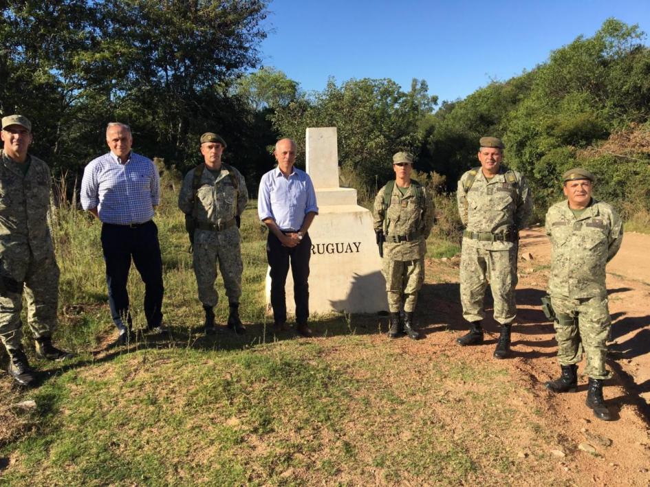 Autoridades del MDN recorren puestos de patrullaje en Cerro Largo